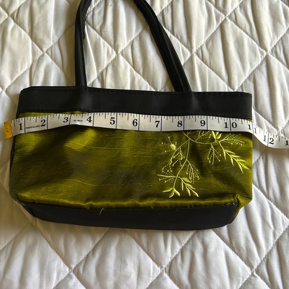 Beautiful hand-embroidered handbag in rich green color - Picture 9 of 16